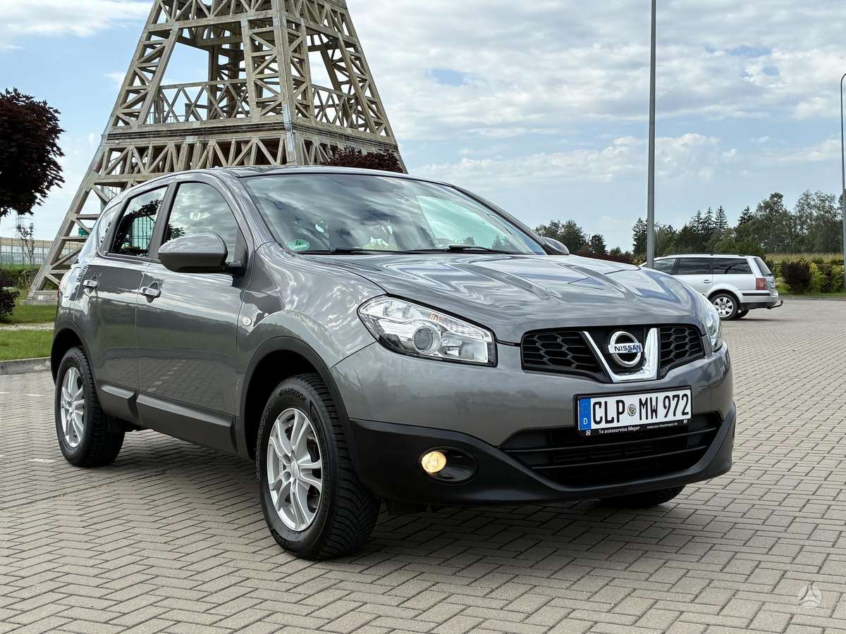 Nissan Qashqai 2012 — rear view