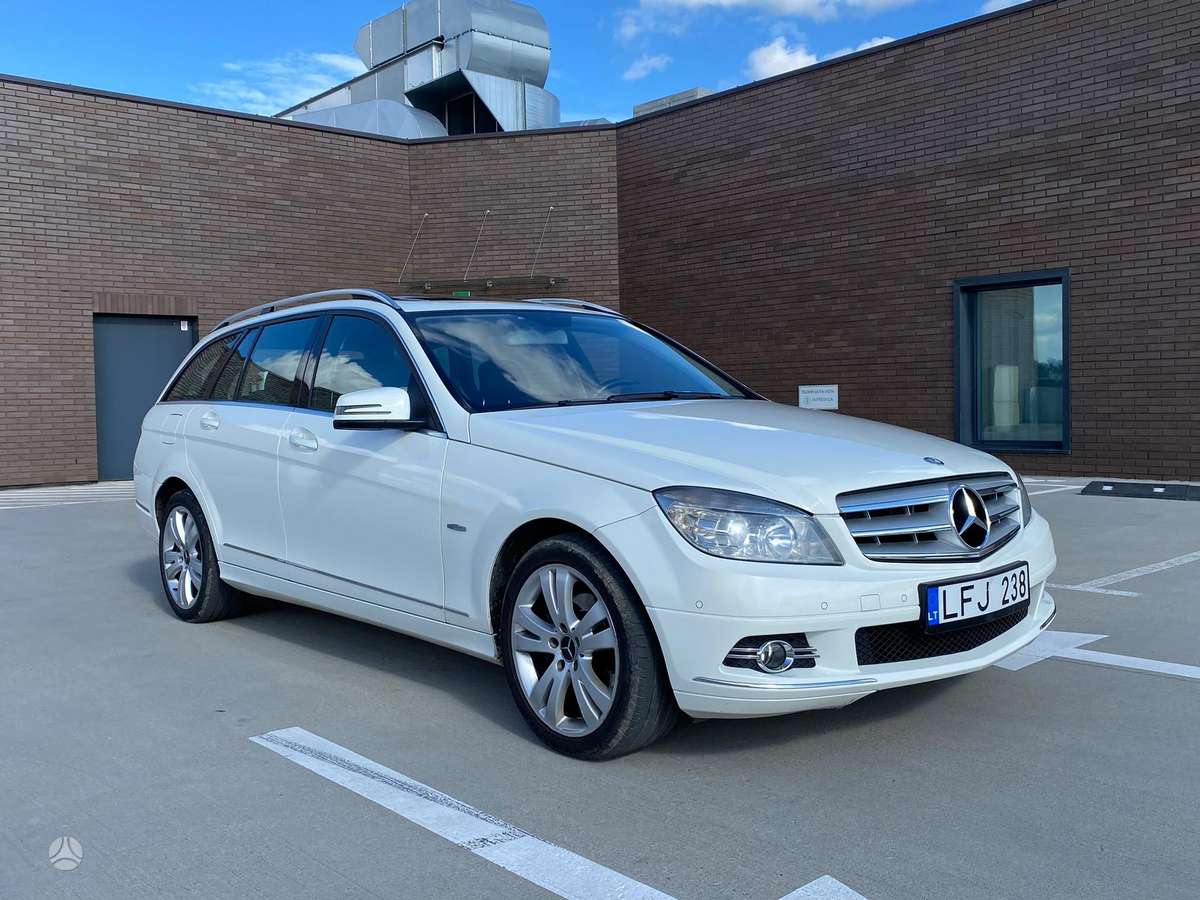 Mercedes-Benz C220 2011 — вигляд ззаду