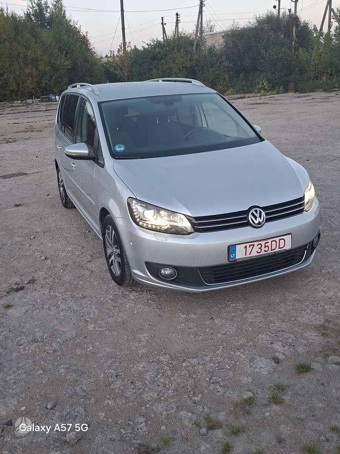 Volkswagen Touran 2014 — вигляд ззаду
