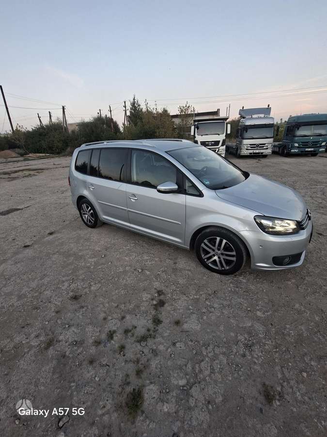 Volkswagen Touran 2014 — салон