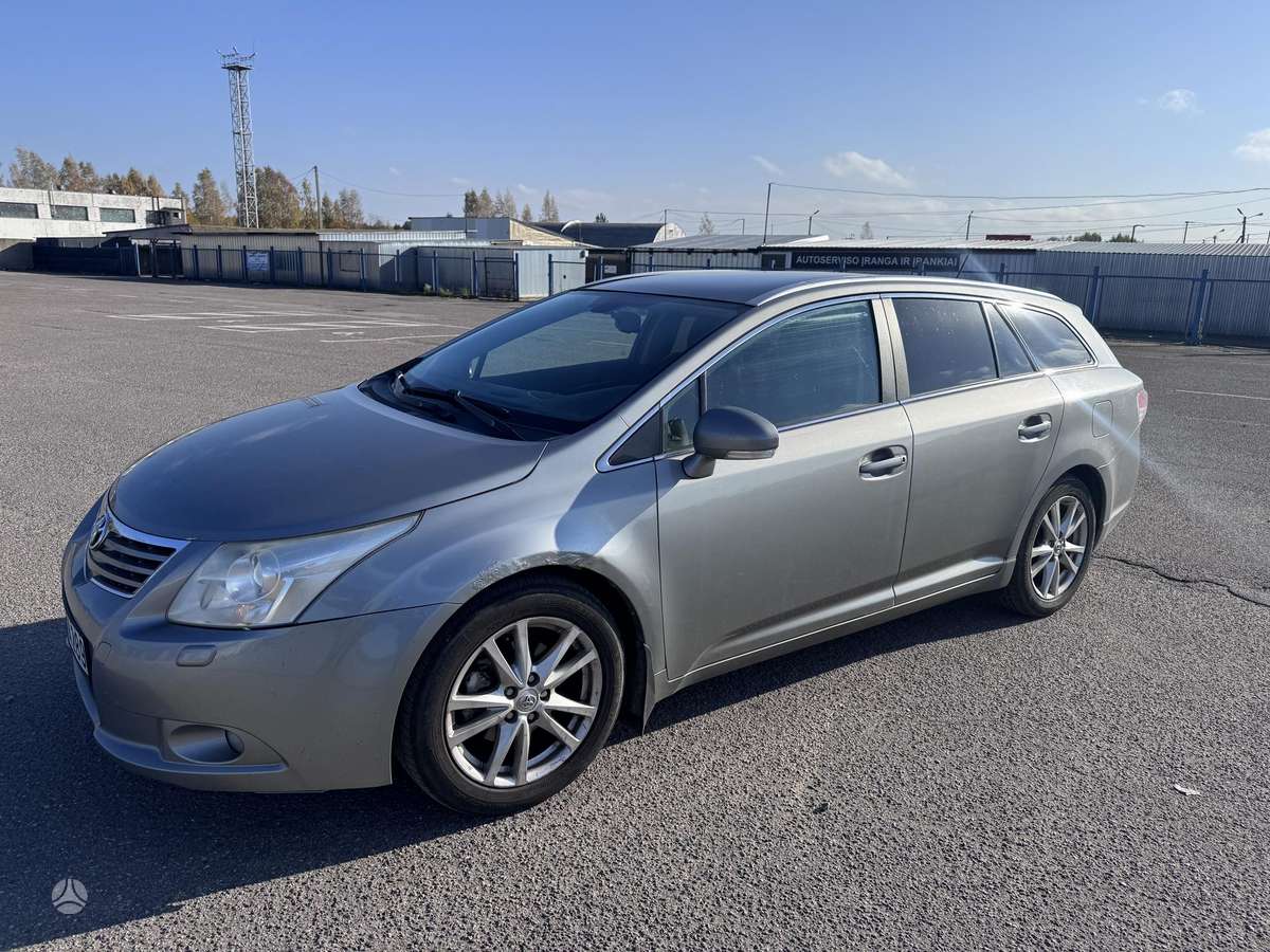 Toyota Avensis 2009 — rear view