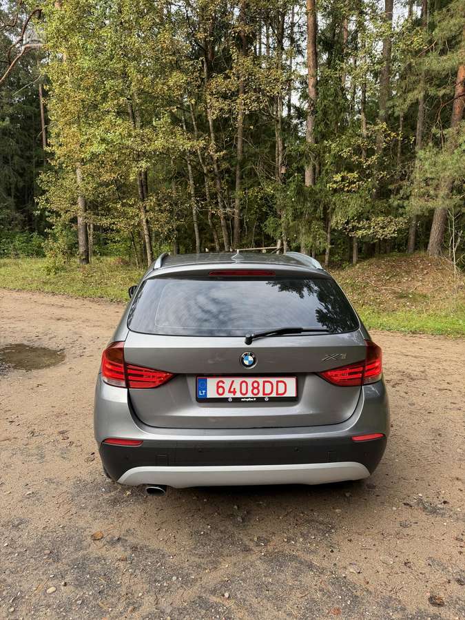 BMW X1 2011 — салон