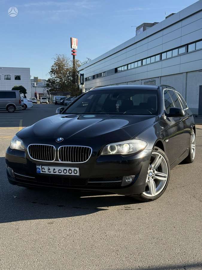 BMW 520 2010 — rear view