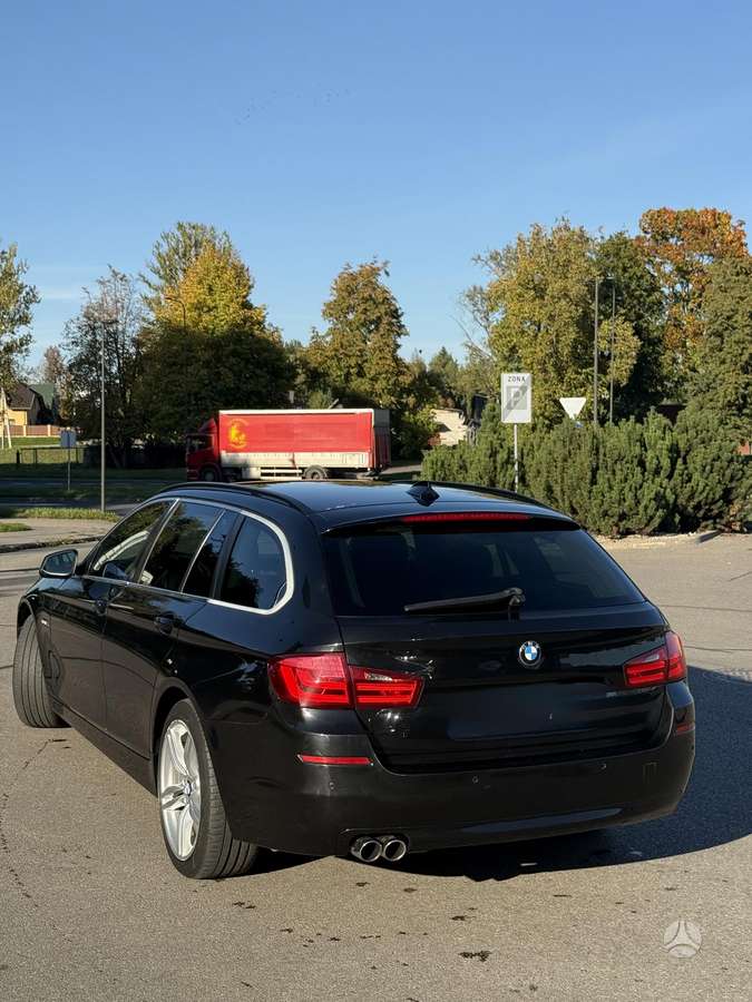 BMW 520 2010 — interior