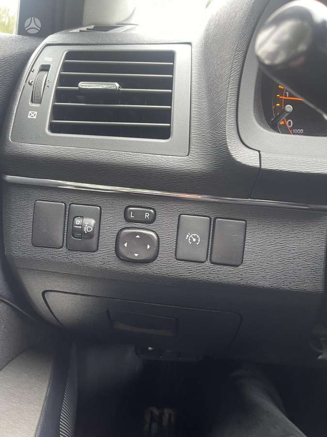 Toyota Avensis 2010 — photo 17