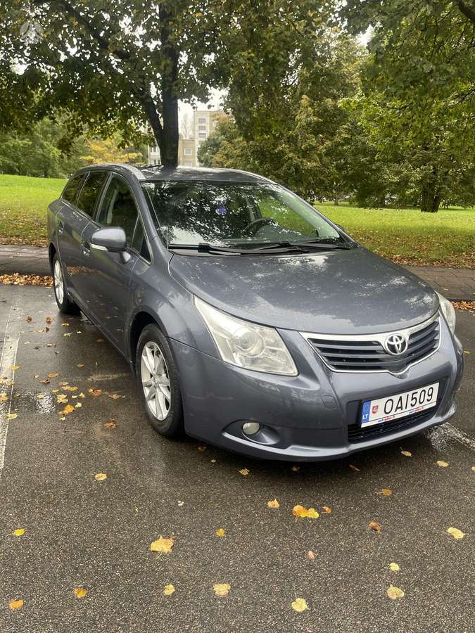Toyota Avensis 2010 — rear view