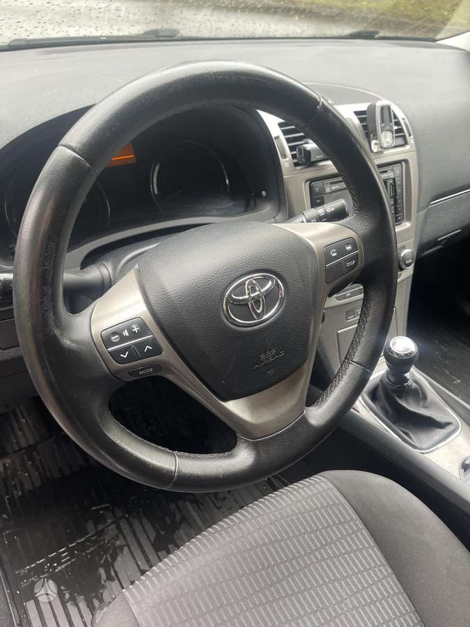 Toyota Avensis 2010 — photo 8