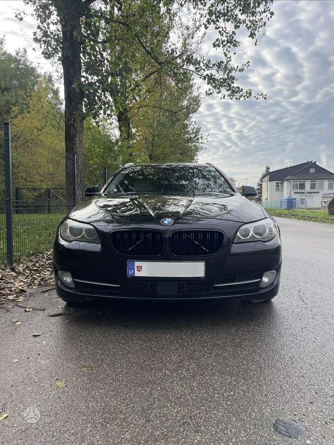 BMW 525 2011 — вигляд ззаду