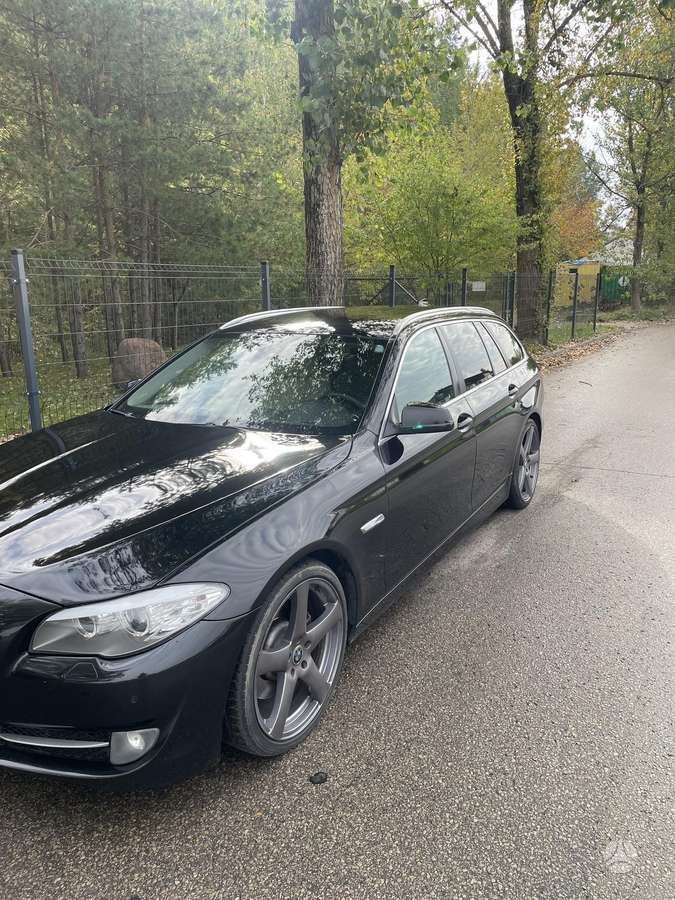 BMW 525 2011 — салон