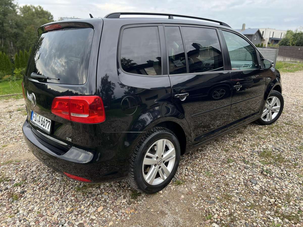 Volkswagen Touran 2012 — interior