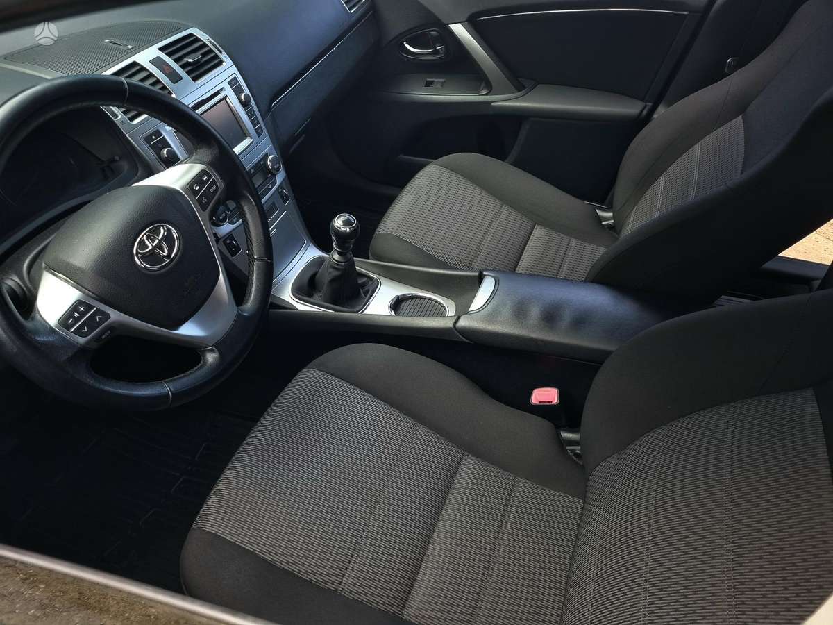 Toyota Avensis 2013 — photo 18
