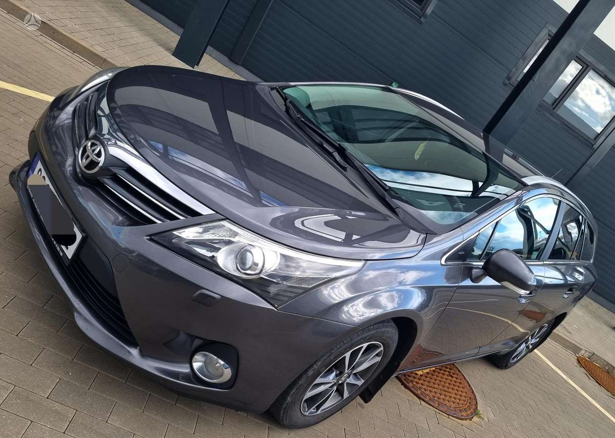 Toyota Avensis 2013 — rear view
