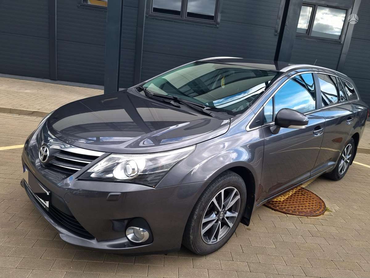 Toyota Avensis 2013 — interior