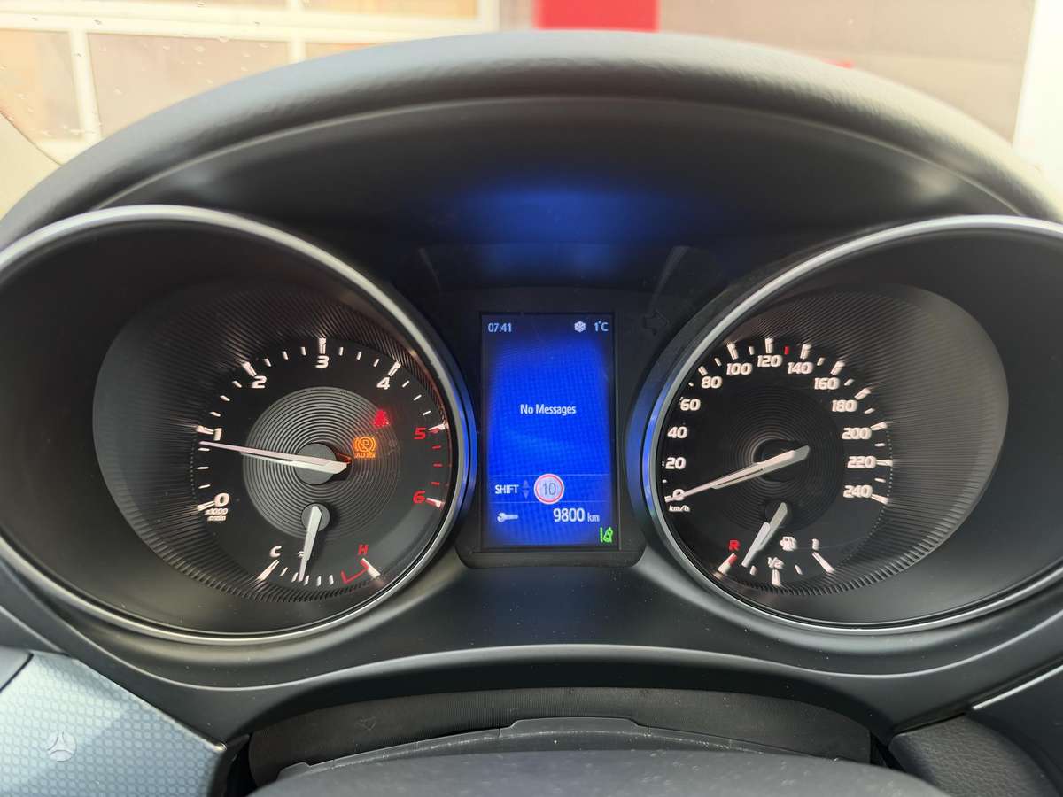 Toyota Avensis 2015 — photo 18