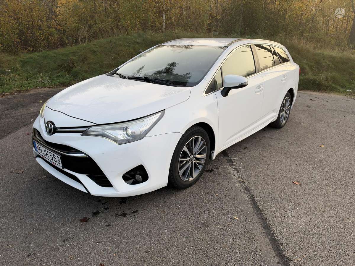 Toyota Avensis 2015 — rear view
