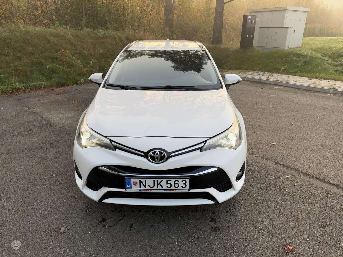 Toyota Avensis 2015 — interior