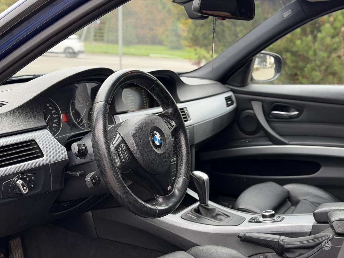 BMW 330 2011 — photo 8