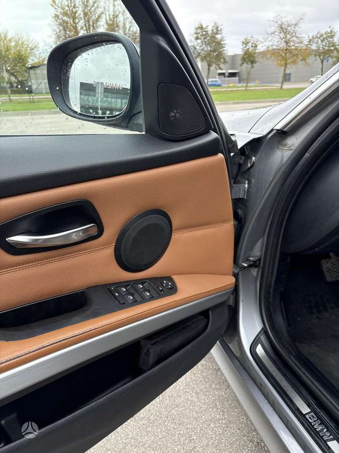 BMW 320 2009 — photo 15