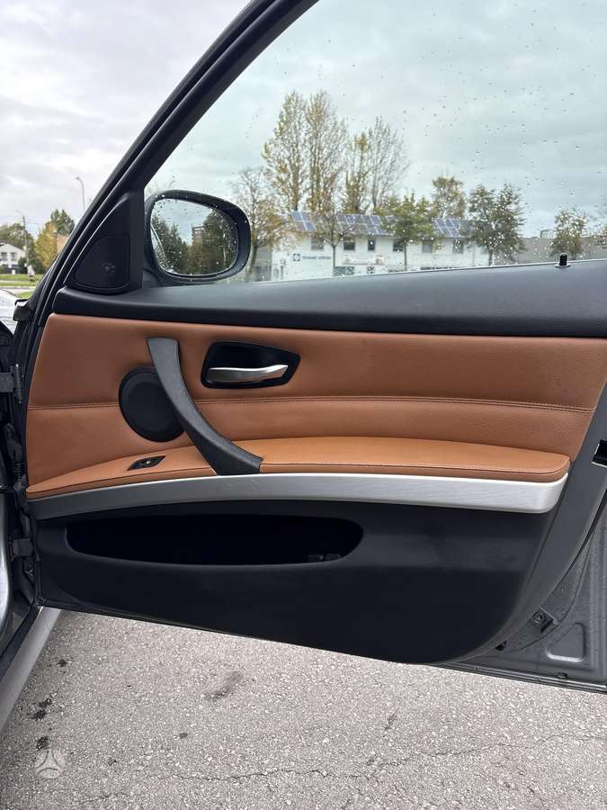 BMW 320 2009 — photo 16