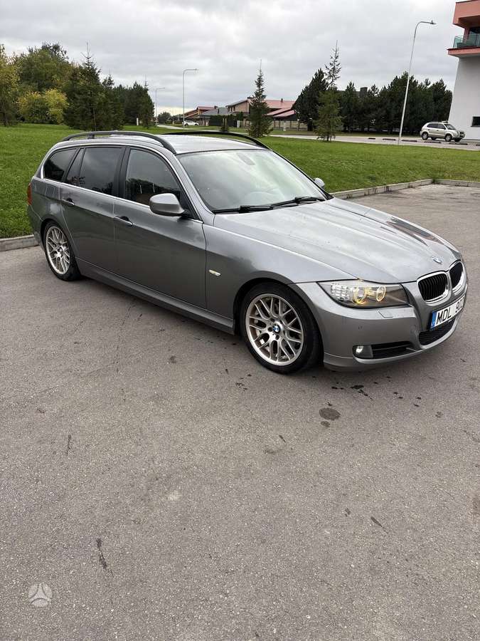 BMW 320 2009 — rear view