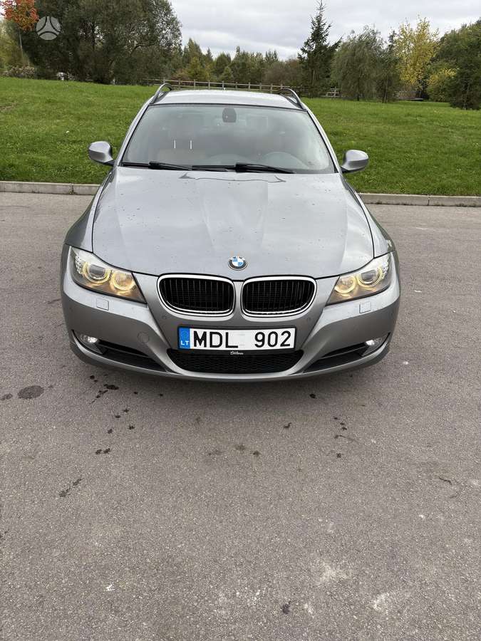 BMW 320 2009 — interior