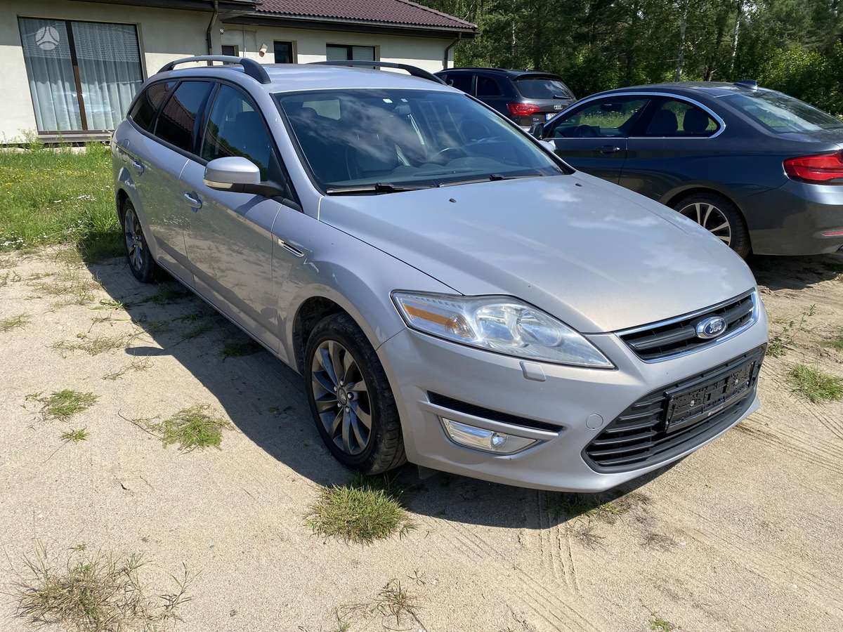 Ford Mondeo 2011 — rear view