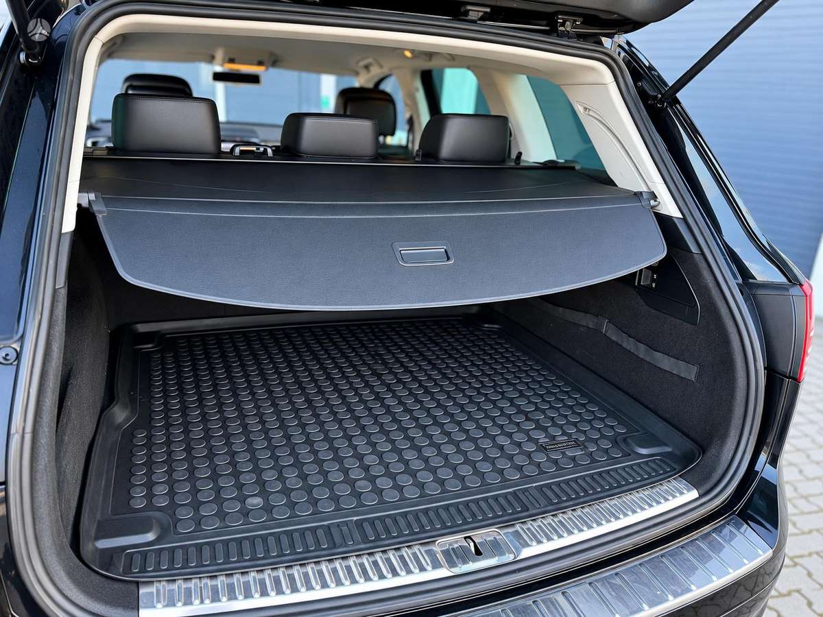 Volkswagen Touareg 2012 — photo 11