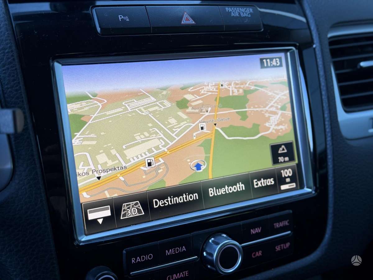 Volkswagen Touareg 2012 — photo 13