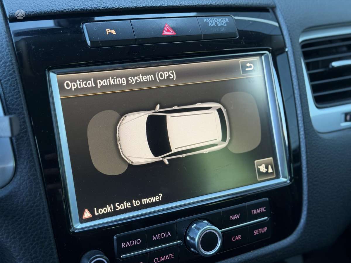Volkswagen Touareg 2012 — photo 14