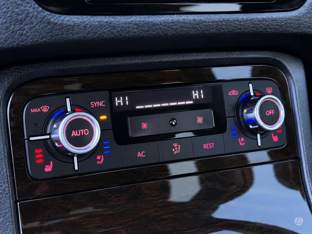 Volkswagen Touareg 2012 — photo 18