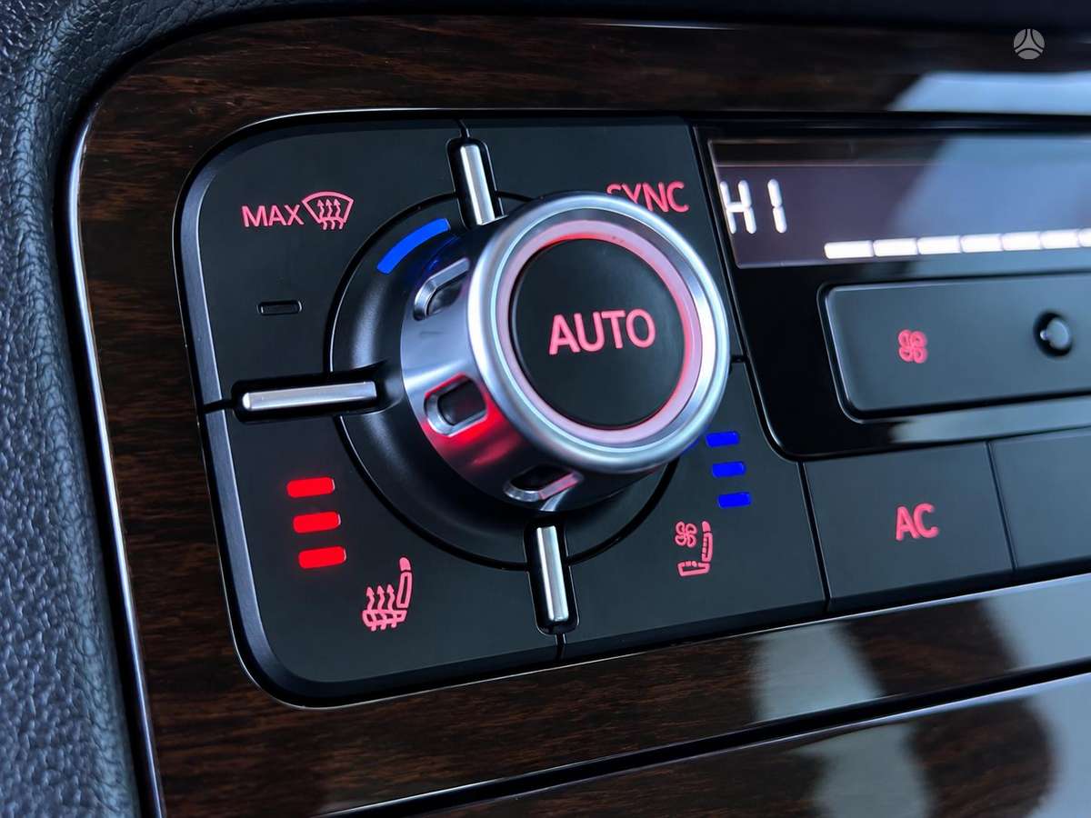 Volkswagen Touareg 2012 — photo 19