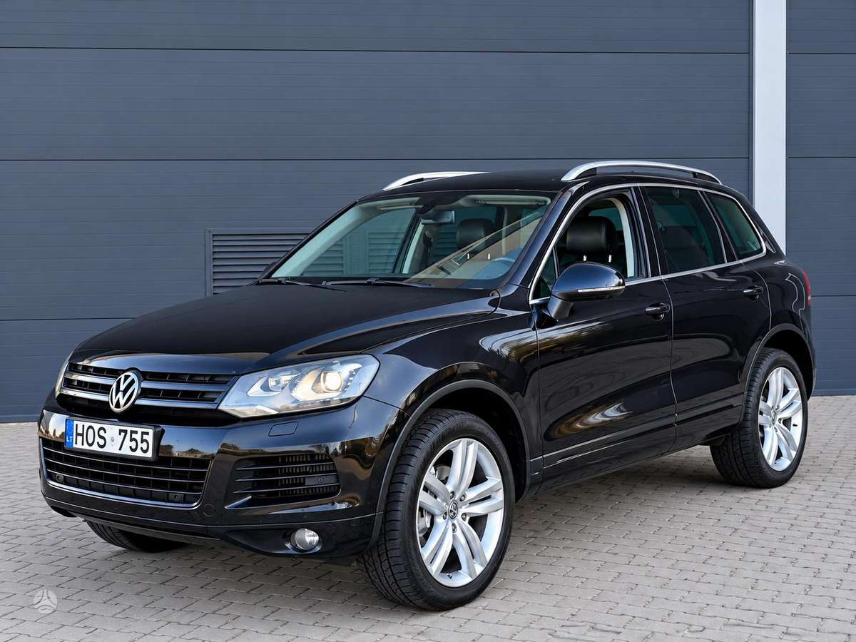 Volkswagen Touareg 2012 — rear view