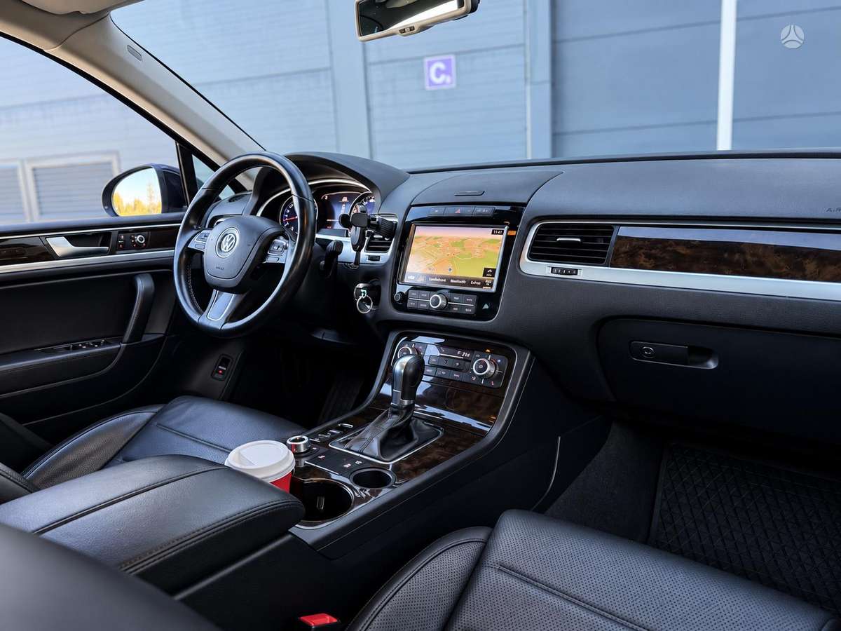 Volkswagen Touareg 2012 — photo 6