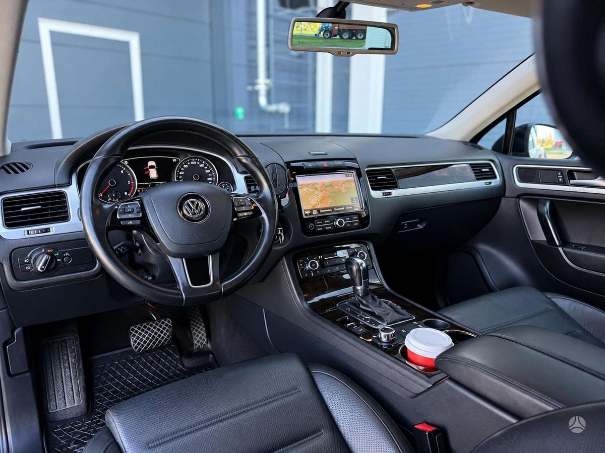 Volkswagen Touareg 2012 — photo 7
