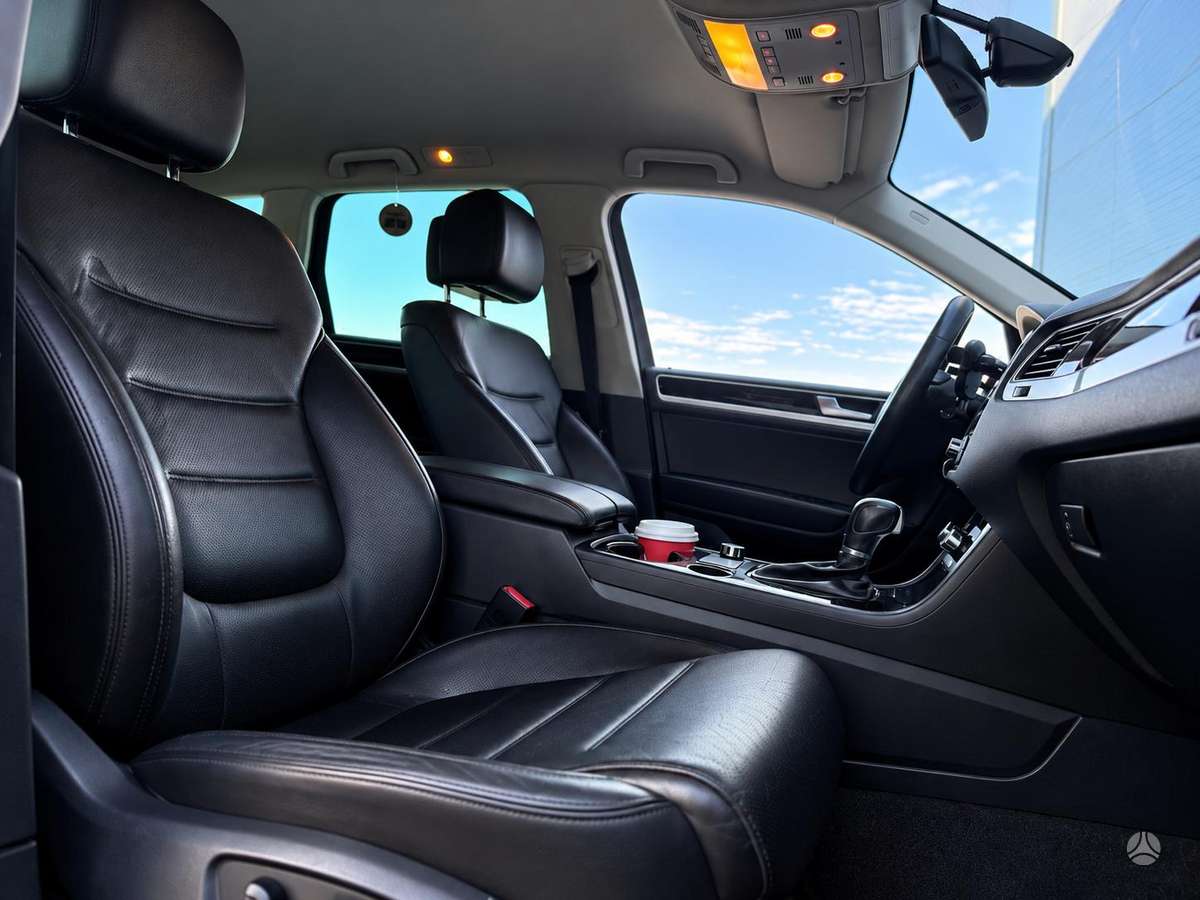 Volkswagen Touareg 2012 — photo 8