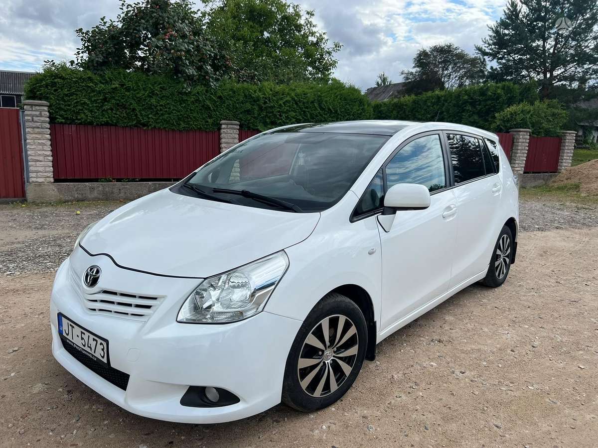 Toyota Verso 2012 — rear view