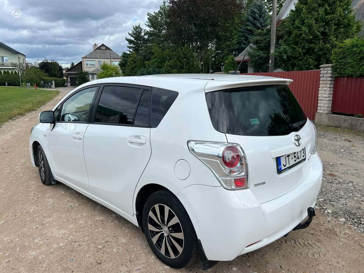 Toyota Verso 2012 — engine 1998 cm³, 126 HP (93kW)
