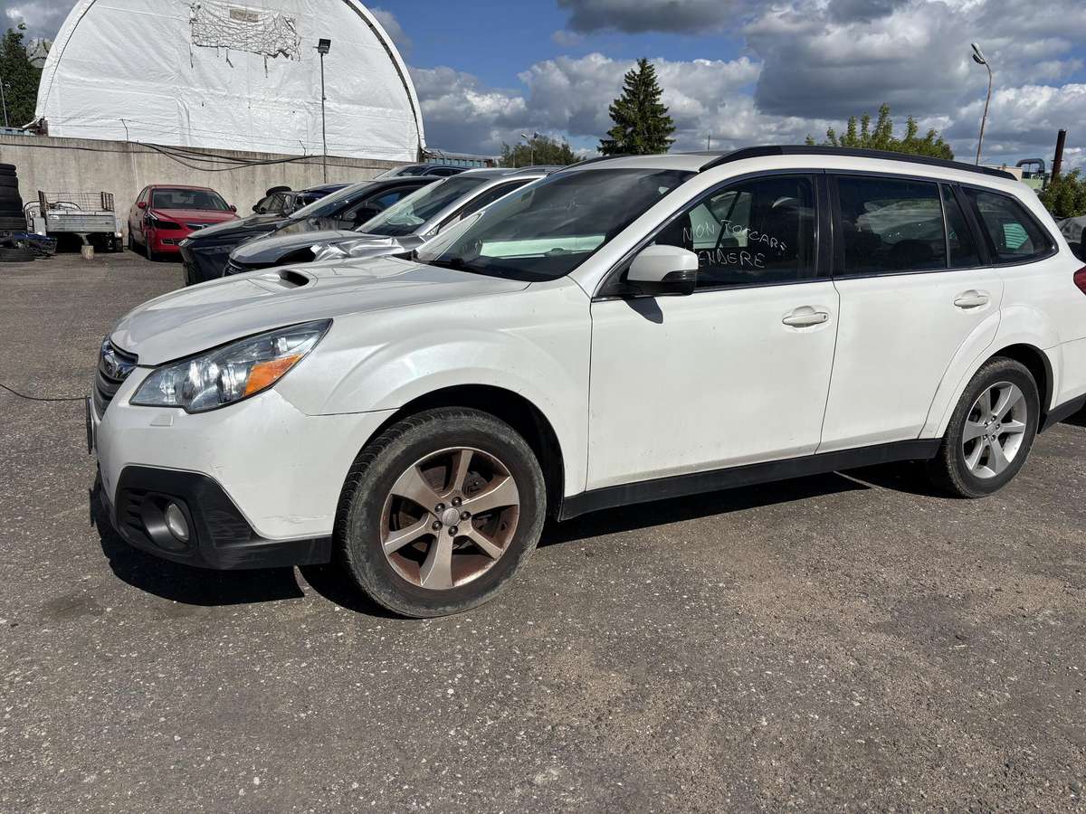 Subaru Outback 2014 — салон