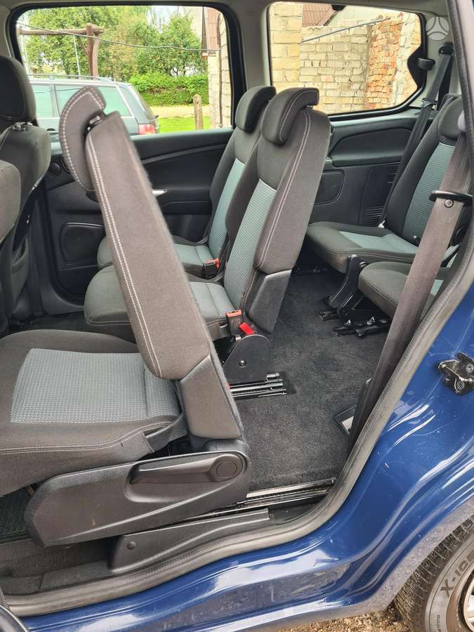 Ford Galaxy 2011 — photo 14