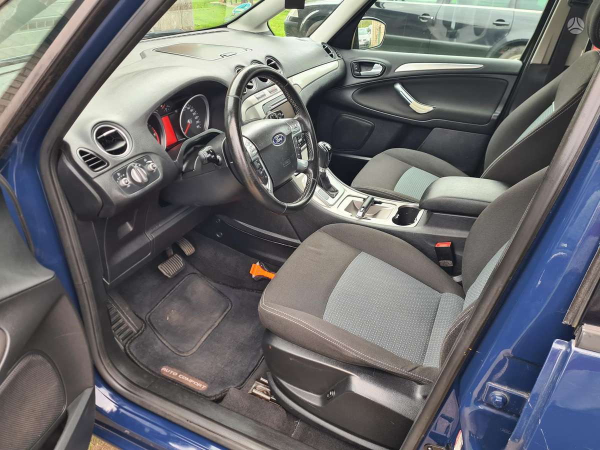 Ford Galaxy 2011 — photo 16
