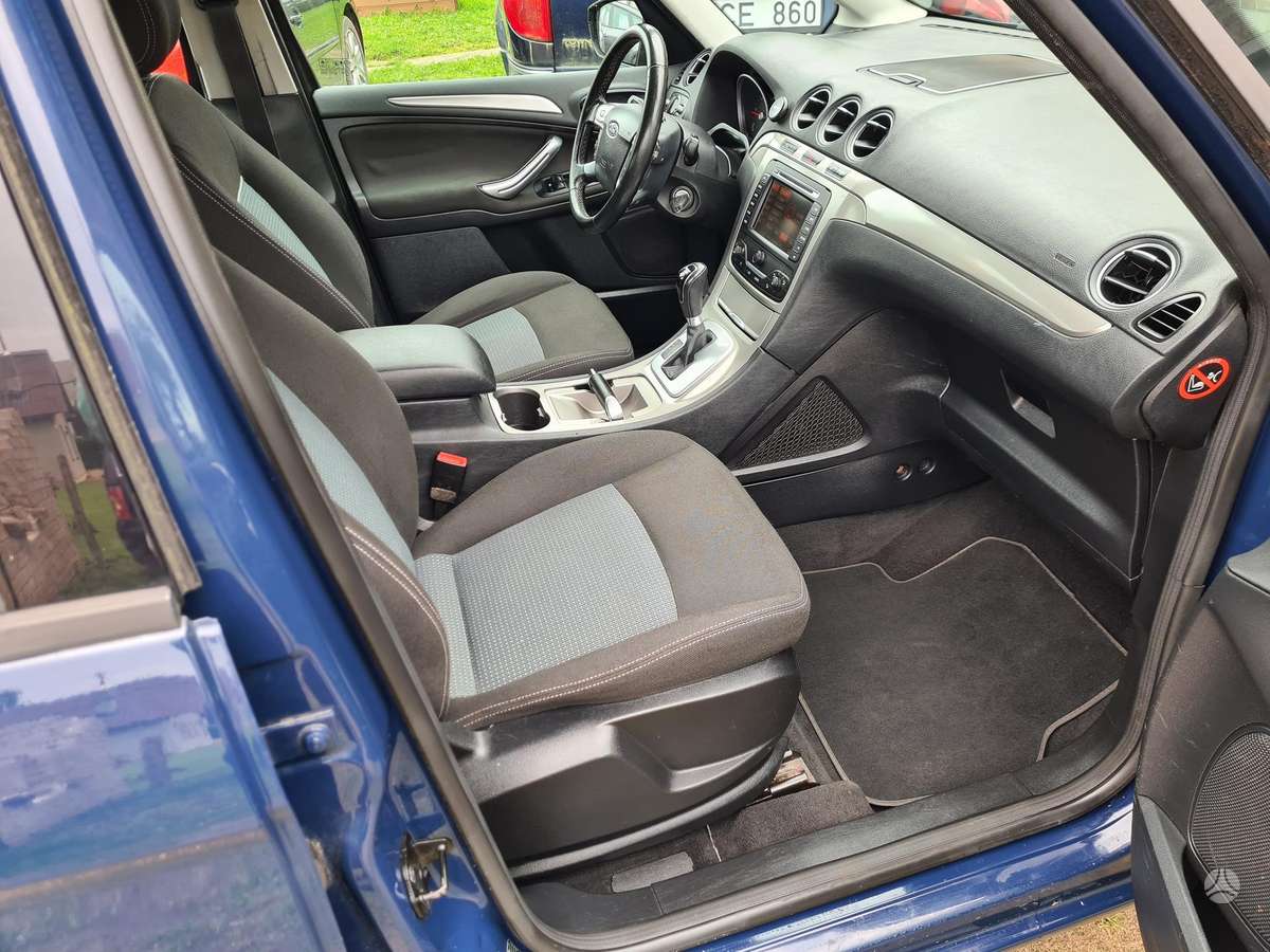 Ford Galaxy 2011 — photo 17