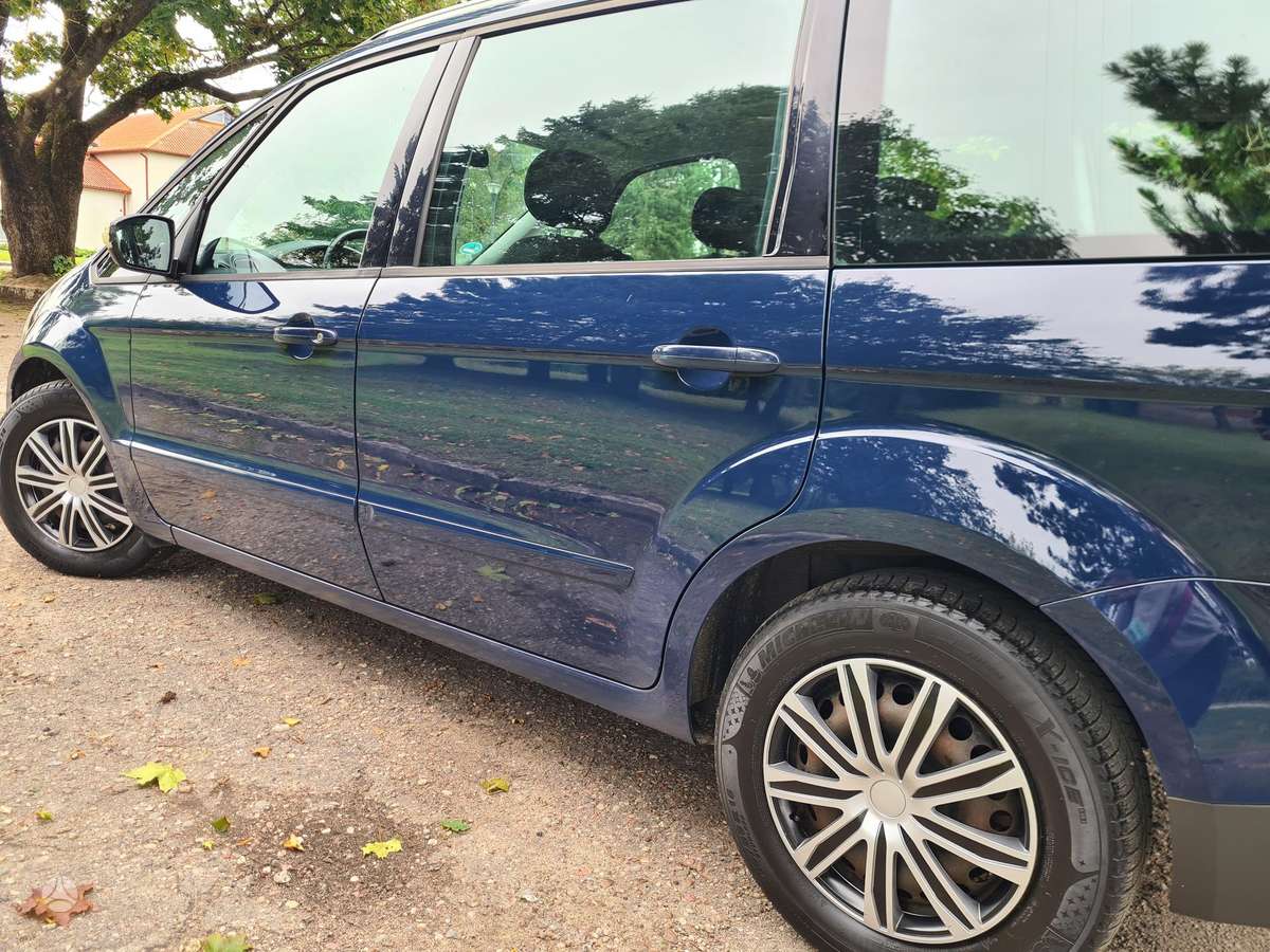 Ford Galaxy 2011 — photo 32