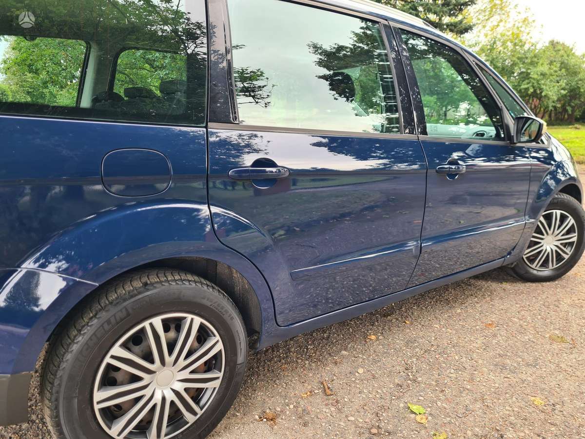 Ford Galaxy 2011 — photo 33