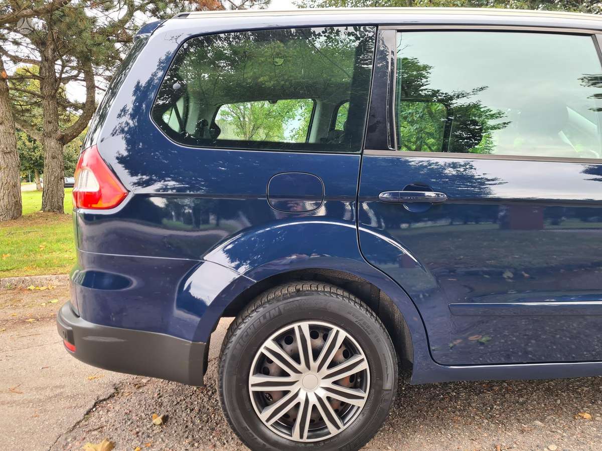 Ford Galaxy 2011 — photo 35