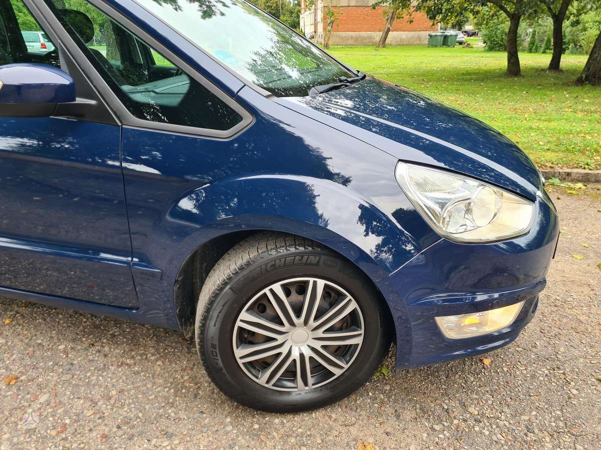 Ford Galaxy 2011 — photo 36