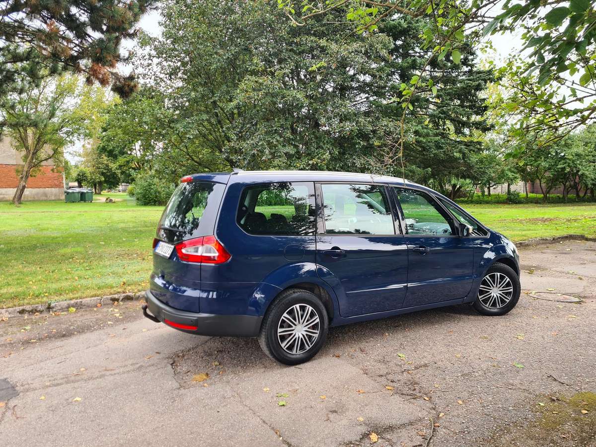 Ford Galaxy 2011 — photo 42