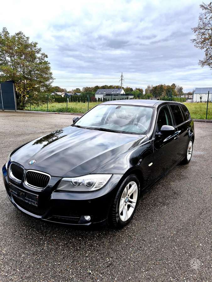 BMW 318 2012 — rear view