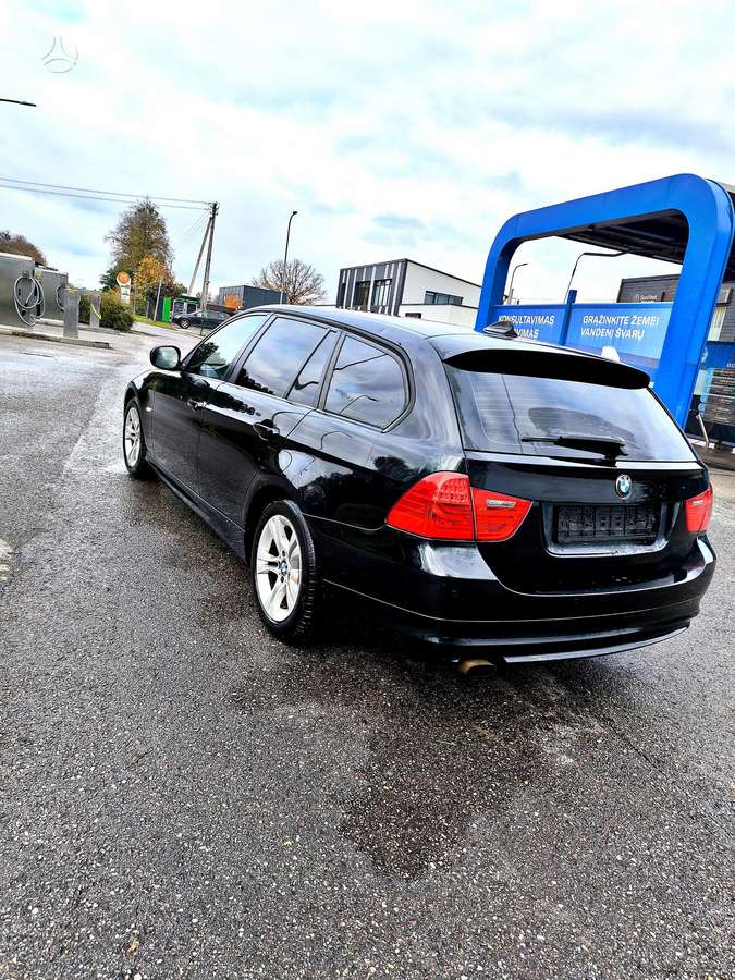 BMW 318 2012 — interior