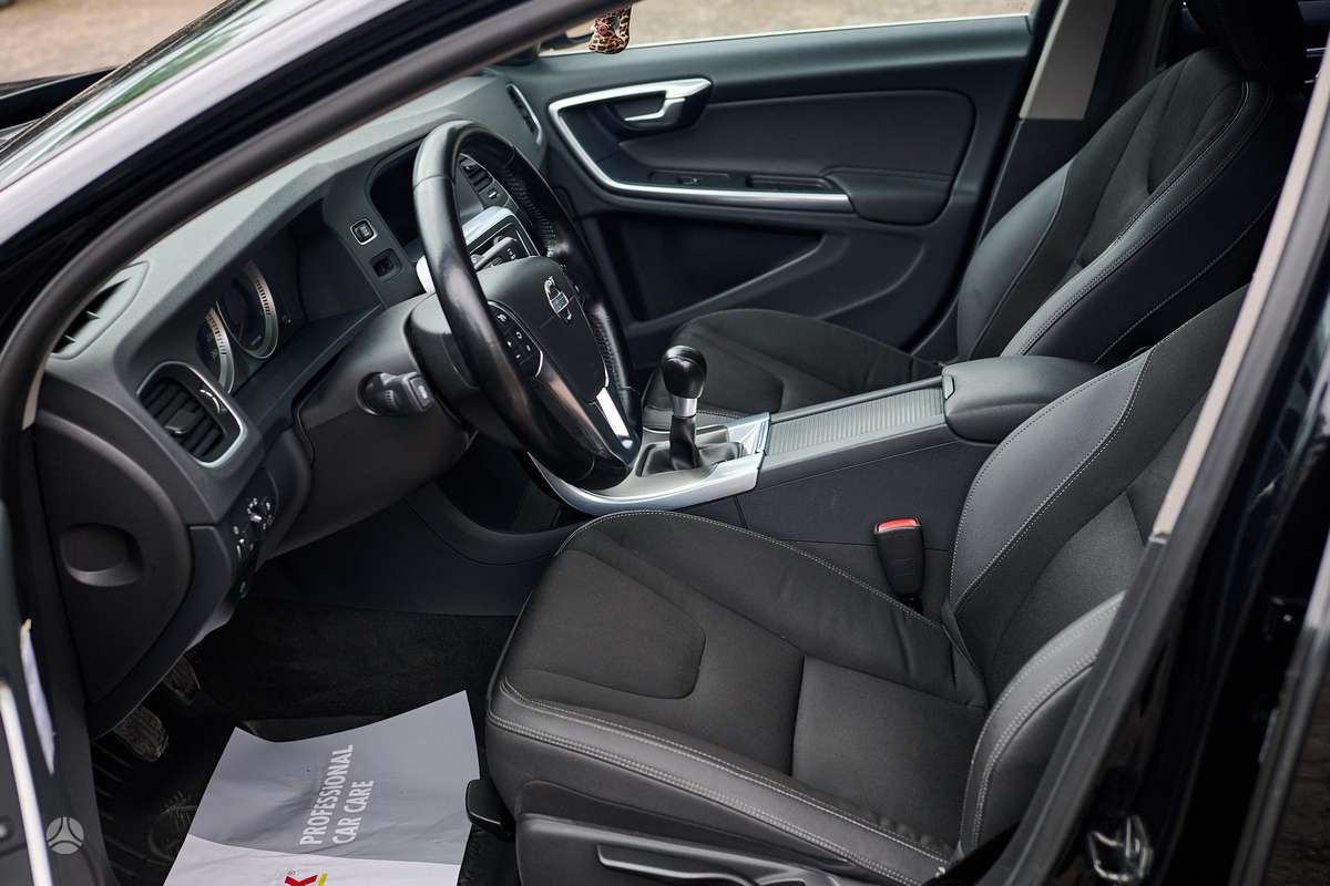 Volvo V60 2012 — photo 13