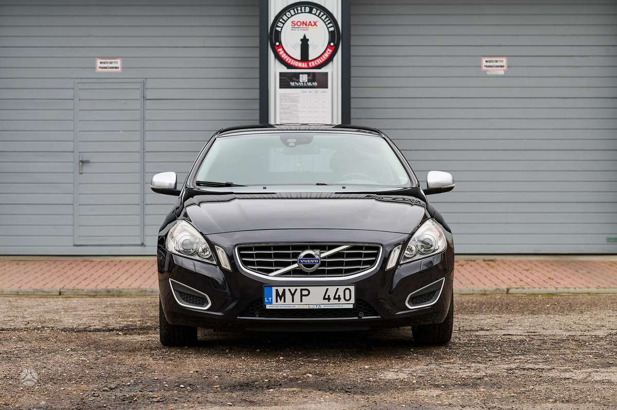 Volvo V60 2012 — rear view